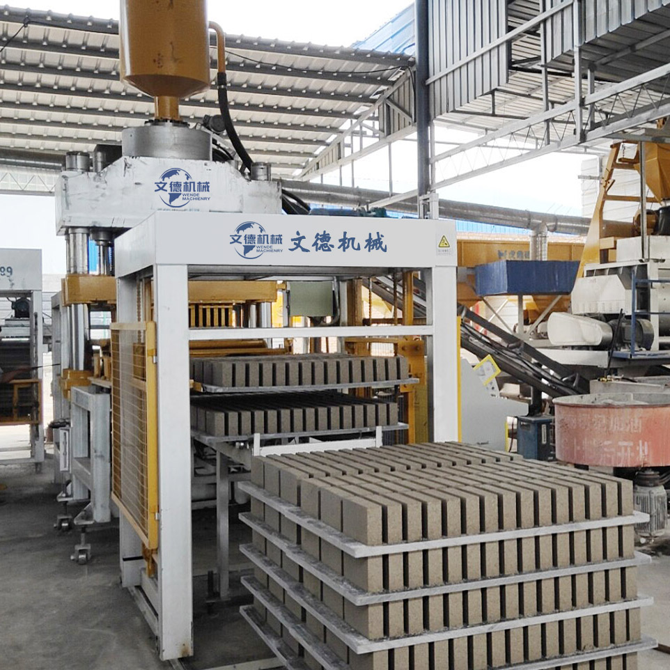 786.jpg 靜壓磚機(jī)